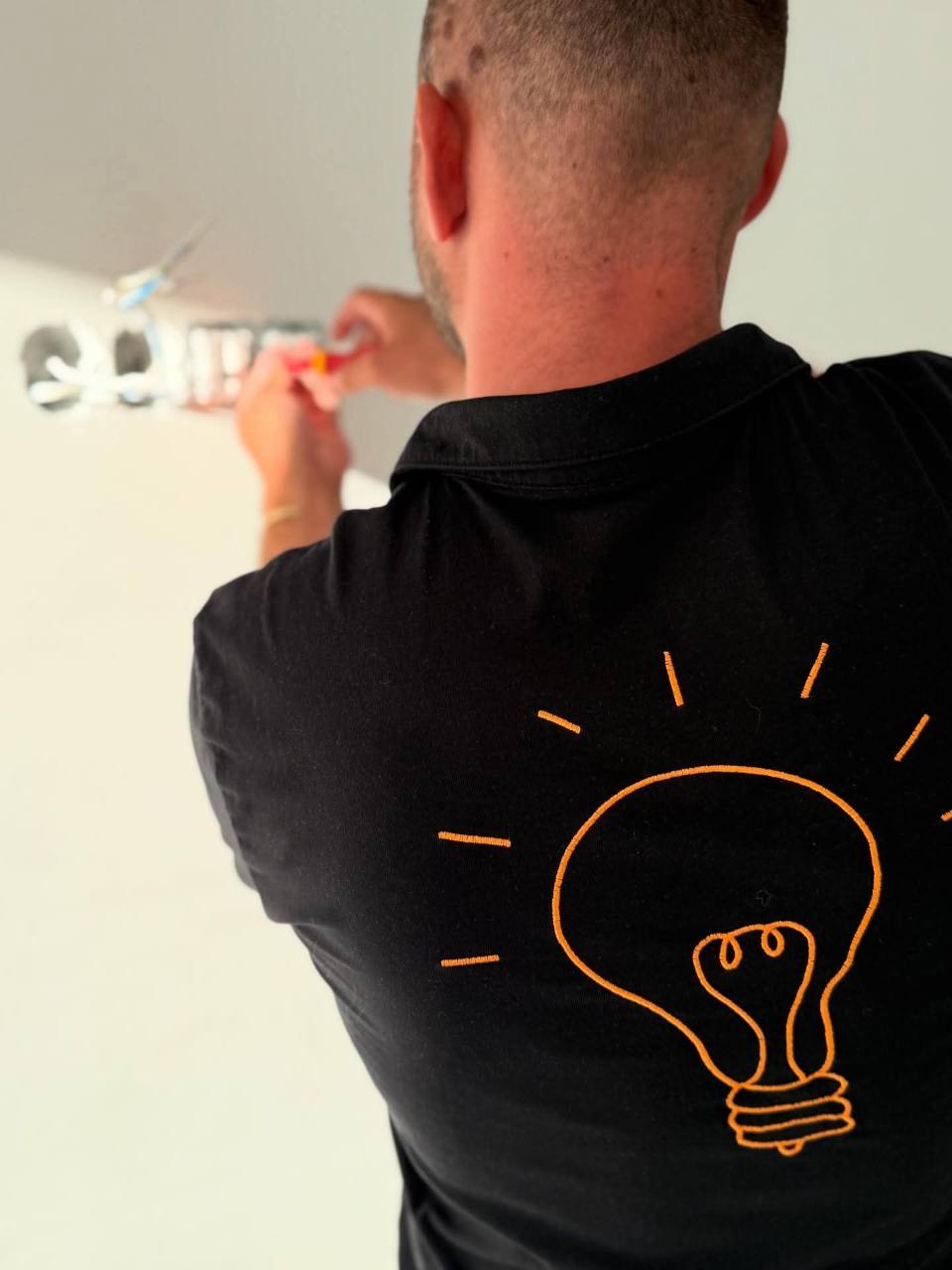 Lucian lucrează purtând uniforma Turn On The Lights Lucian